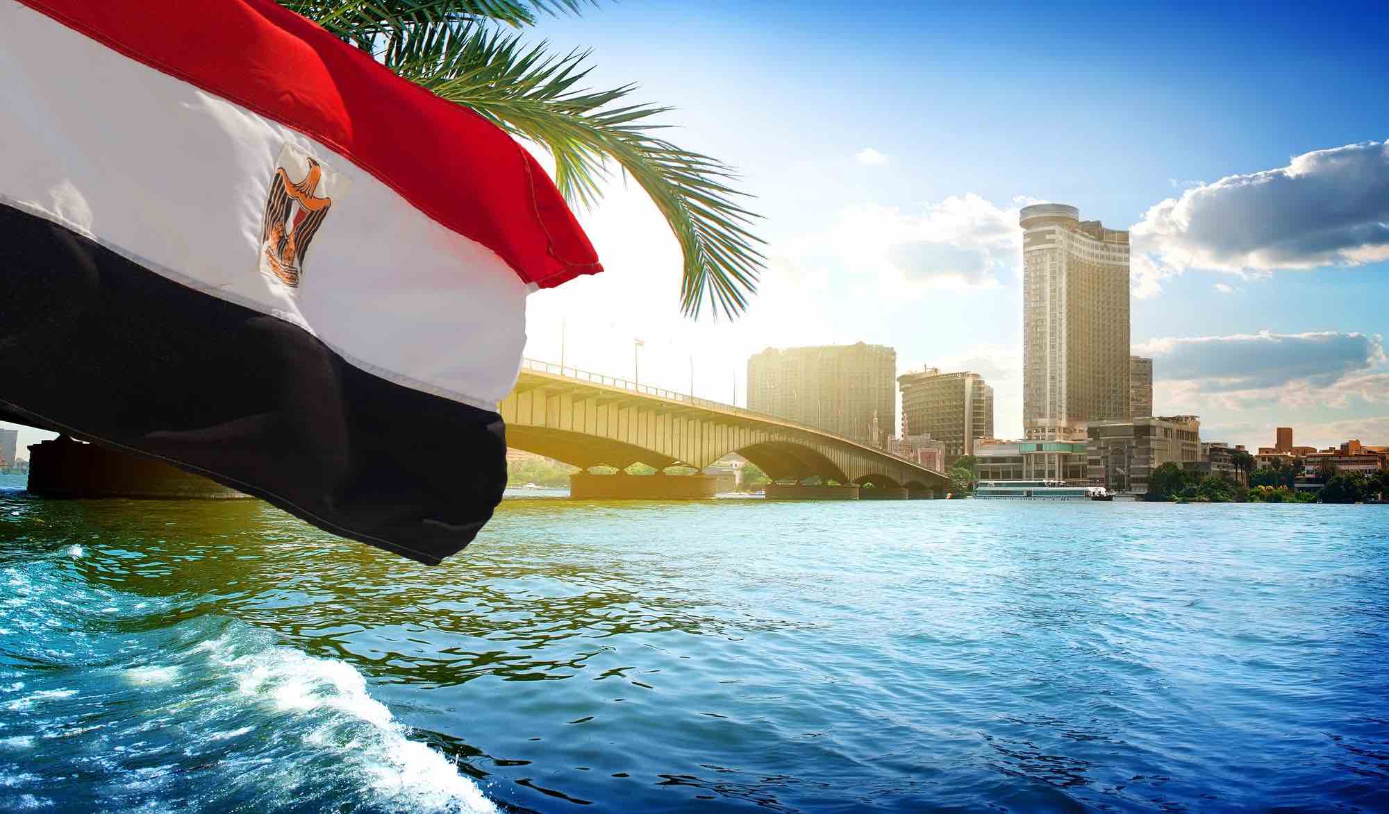 مستقبل مشرق للجنيه المصري: استطلاع يتوقع تحسنًا ملحوظًا بنمو الاقتصاد المصري بنسبة 4 بالمائة